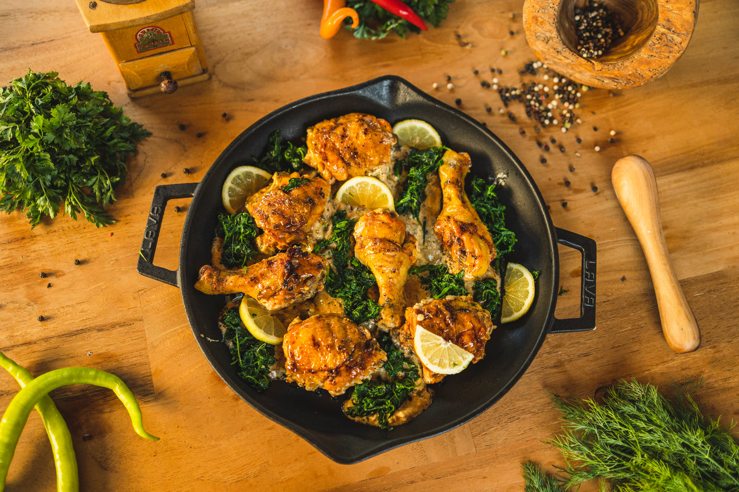 Pui în sos de lămâie, sote de spanac cu parmezan și roșii coapte