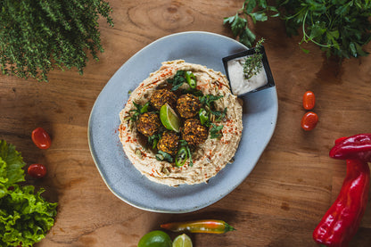 Hummus cu falafel și sos tahini