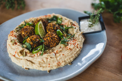 Hummus cu falafel și sos tahini