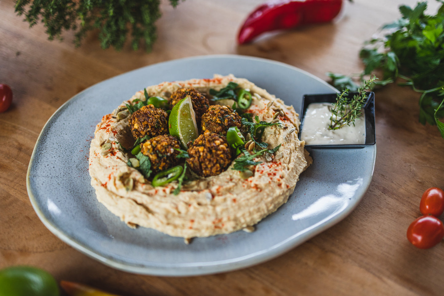 Hummus cu falafel și sos tahini