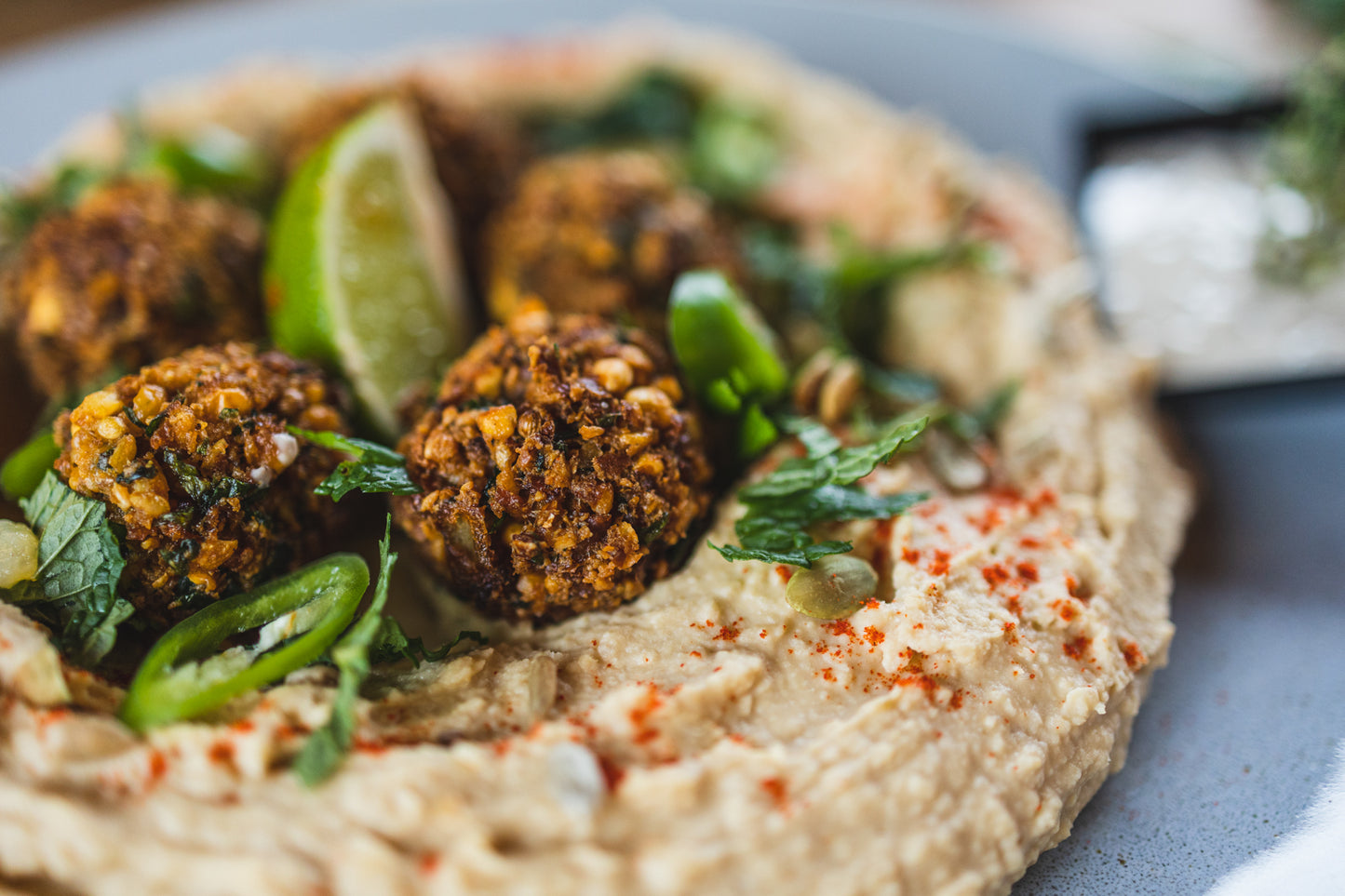 Hummus cu falafel și sos tahini